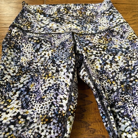 Lululemon Wunder Under Crop HighRise Luxtreme
Floral Metropolis Multi Starlight - Picture 9 of 12